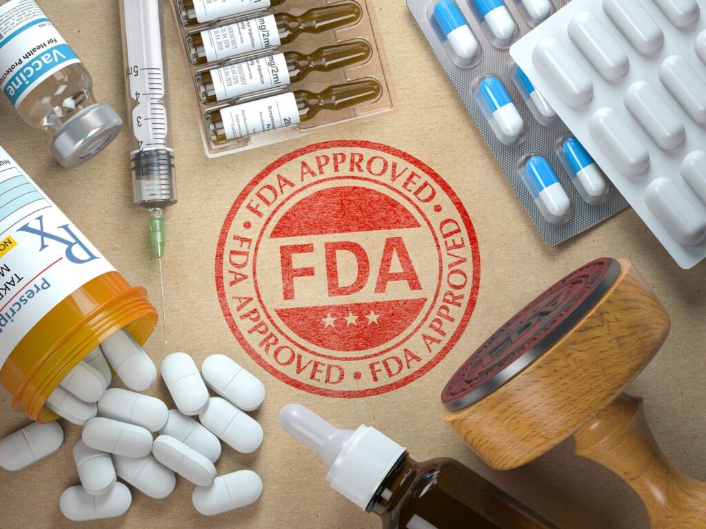 sello de aprobación médica de la FDA junto a unos medicamentos